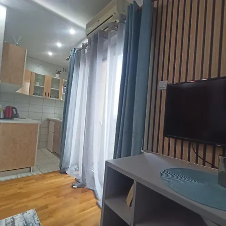 Apartment Ema Lux - Zgrada Panorama & Free Parking - Kod Parka Banjica